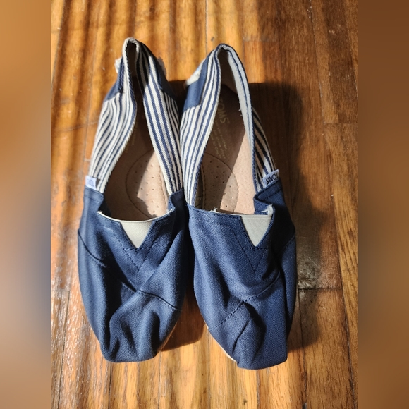 ✨️🍁🍂✨️TOMS slip on shoes. Navy with navy/white stripe. Size 8 - Picture 10 of 11